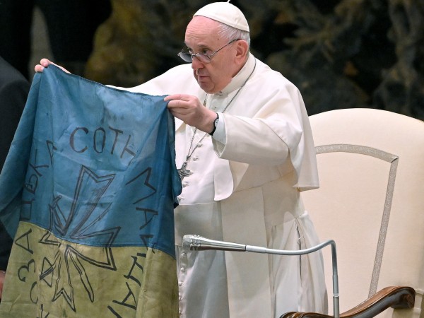 Папа Франциск осъди "клането в Буча", докато държеше в ръцете