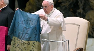 Папа Франциск осъди клането в Буча докато държеше в ръцете