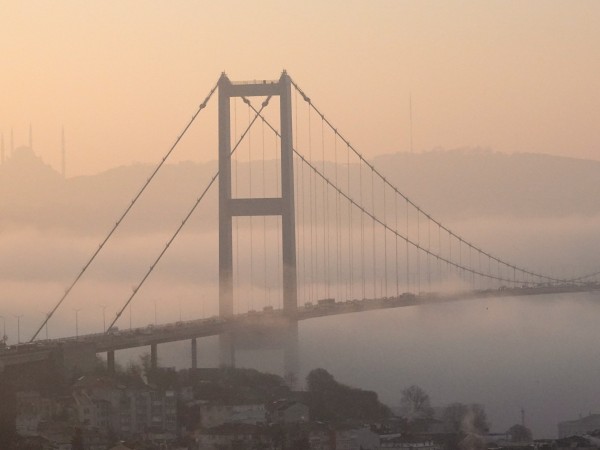 Гъста мъгла затвори пролива Босфора, съобщи агенция Анадола.Това беше потвърдено