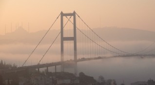 Гъста мъгла затвори пролива Босфора съобщи агенция Анадола Това беше потвърдено