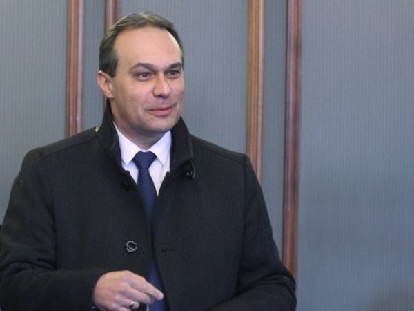 Министърът на отбраната Драгомир Заков e на изслушване в ресорната
