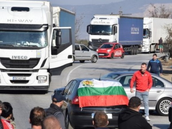 Шофьори на камиони излязоха на протест в подкрепа на свои