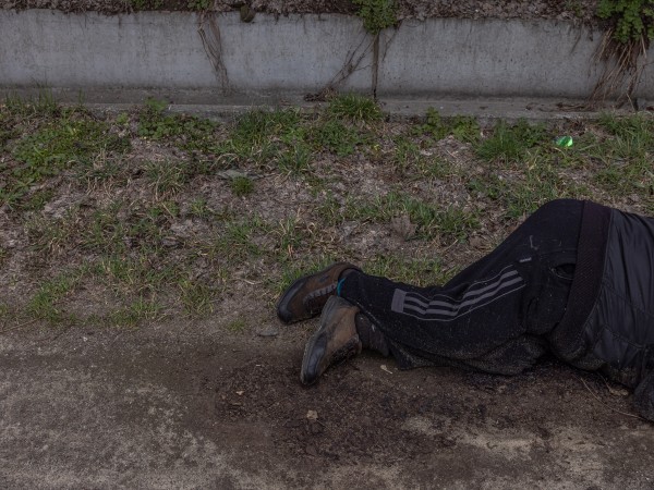 Шокиращите кадри на тела, пръснати из улица в украинския град