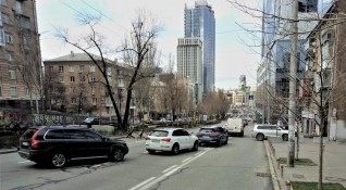 В началото на април Киев видимо се оживява Минувачите и