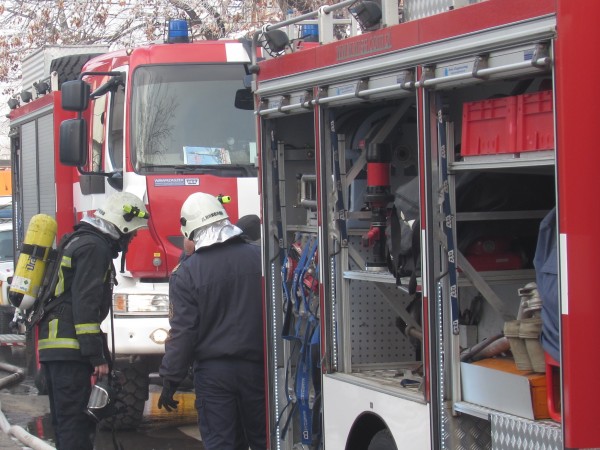 Пожар предизвика евакуацията на жилищен блок в Русе. Пламъците са