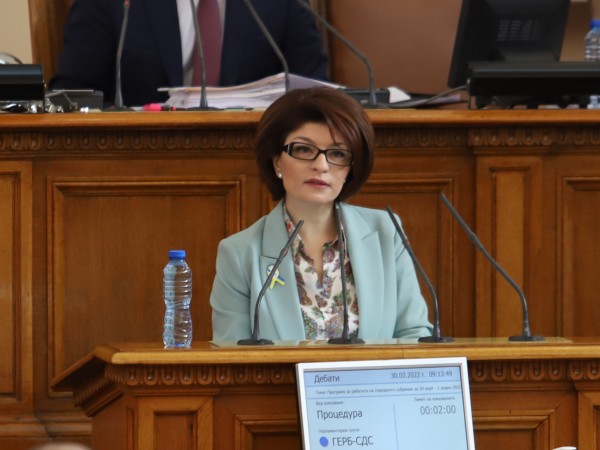 Шефката на ПГ на ГЕРБ Десислава Атанасова коментира, че депутатите