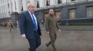 По улиците на Киев се разходиха британският премиер Борис Джонсън