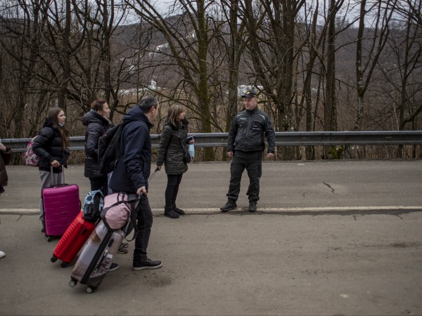 Големи опашки от чакащи бежанци за влизане в страната и