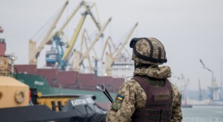 Повече от месец българските моряци на кораба Царевна не могат