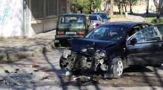 Два автомобила се удариха на кръстовище в благоевградския квартал Запад