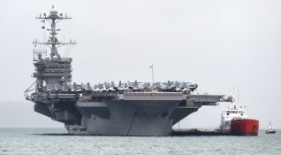 Ударната група USS Abraham Lincoln действа във водите край Корейския