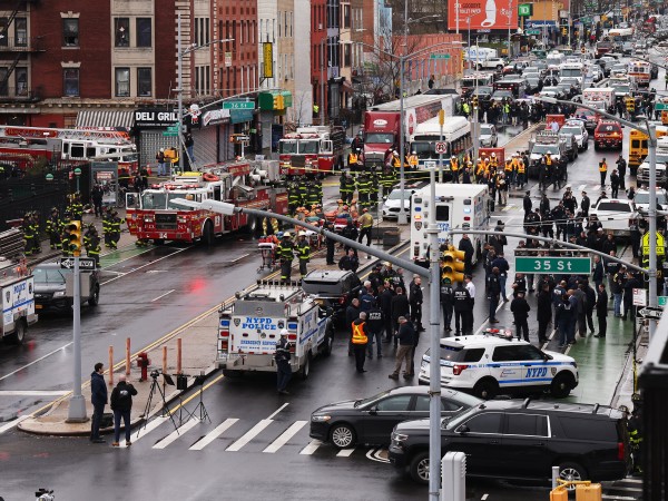 Стрелбата в нюйоркското метро е извършена от чернокож мъж,като издирването