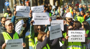 Снимка Димитър Кьосемарлиев Dnes bg Пътни строители излязоха на протест пред