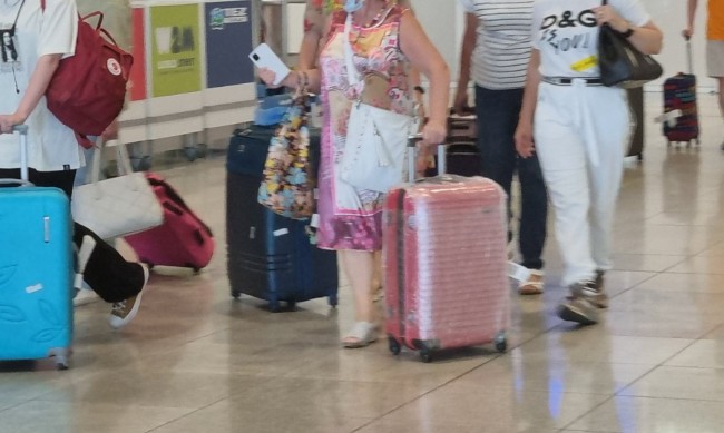 Бургаското летище чака ръст на туристи, първият чартър е от Израел