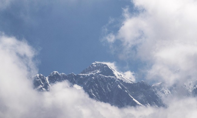 Колко още ще расте Еверест и може ли някога да не е най-високият връх?