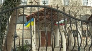 Активисти на ПП Възраждане свалиха поставено украинско знаме на храма