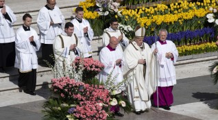 Обръщайки се към целия свят в традиционното Пасхално послание папата