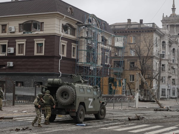 Останалите в южния пристанищен град Мариупол украински военни продължават съпротивата,