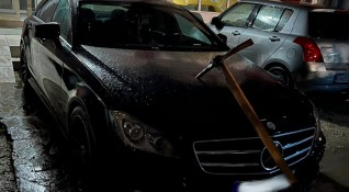 Автомобилът на политик от Варна осъмна със забита кирка в