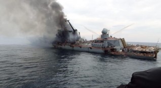 Драматични снимки и видео показващи руския военен кораб Москва преди