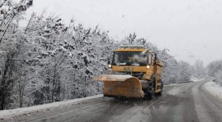 Пътят на прохода Шипка е заснежен В момента вали сняг