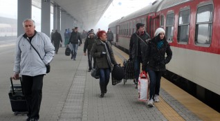 Пътническите влакове в България навъртяха 10 месеца закъснение за една