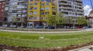 Снимка Димитър Кьосемарлиев Dnes bg Поставят тревните чимове на новия линеен