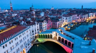 Властите във Венеция продължават плана за таксуване на еднодневните туристи