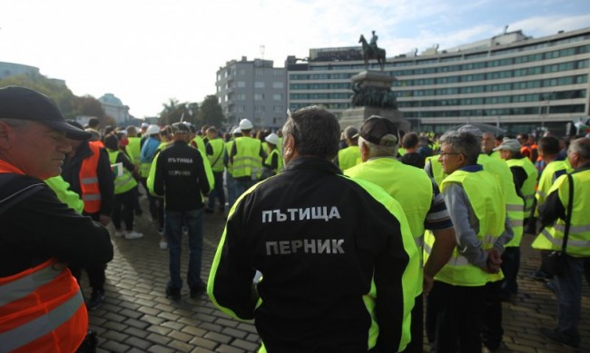 Отново протест на пътните служители пред парламента 