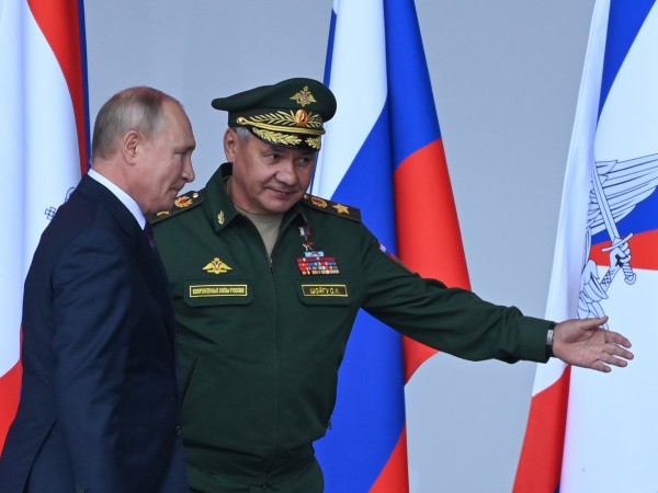 Русия е превзела Мариупол, докладва на Владимир Путин министърът на