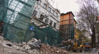 Снимка Димитър КьосемарлиевСлед като фасада на сграда се срути върху