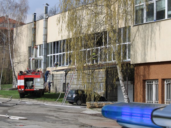 Запали се част от бившия телефонен завод в Банско, предаде