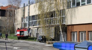 Запали се част от бившия телефонен завод в Банско предаде