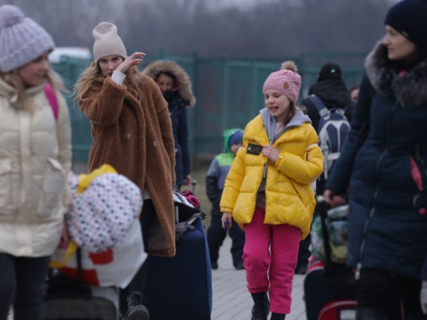 Стотици украински бежанци се наредиха на опашки за храна в