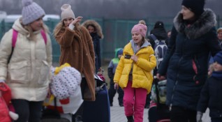 Стотици украински бежанци се наредиха на опашки за храна в