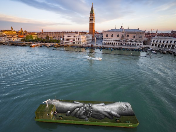 За първи път в 127-годишната история на биеналето във Венеция