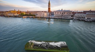 За първи път в 127 годишната история на биеналето във Венеция