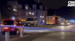 Френски полицаи откриха огън по автомобил в центъра на Париж