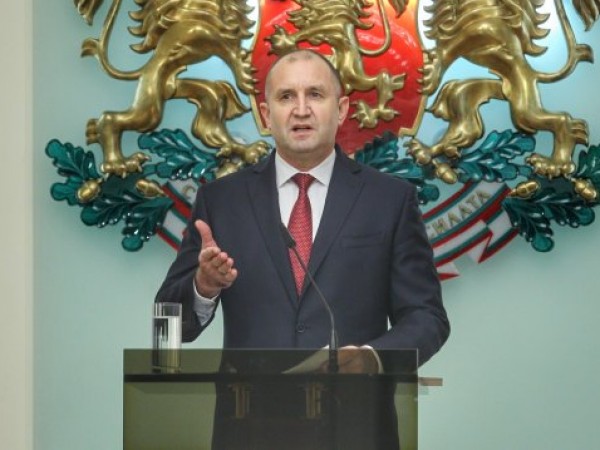 Българският държавен глава Румен Радев поздрави Еманюел Макрон по случай