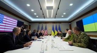 Президентът на Украйна Володимир Зеленски разговаря с американския държавен секретар