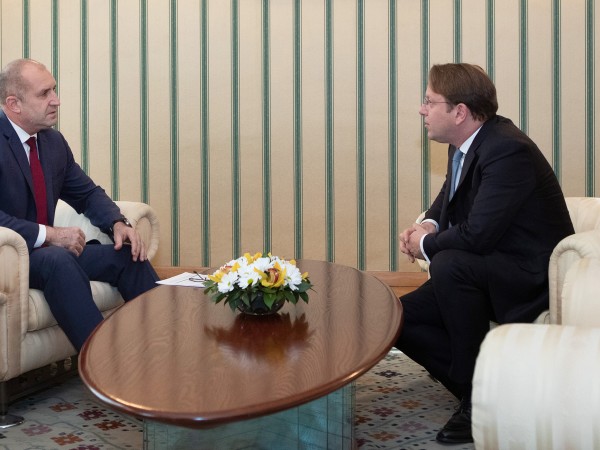 Българският държавен глава Румен Радев проведе среща с европейския комисар