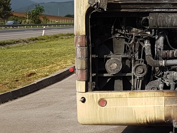 Пътнически автобус изгоря този следобед край град Клисура, съобщава Нова