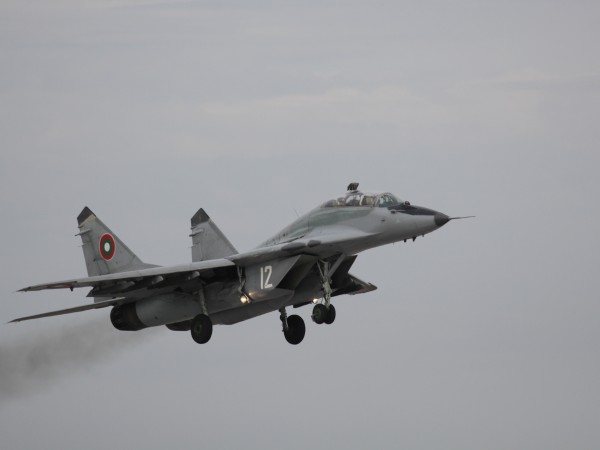 Дежурни изтребители МиГ-29 от авиобаза Граф Игнатиево са били вдигнати