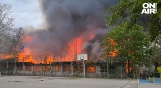 Изоставени бараки горят във Варна до сградата на Първата езикова