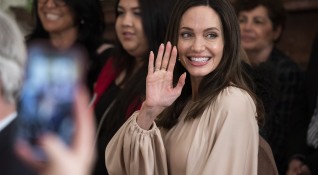 Актрисата Анджелина Джоли се срещна с редица разселени украинци в