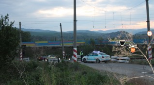 Бързият влак Петрич София блъсна тази вечер лек автомобил на прелез