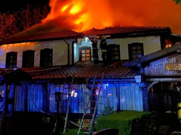 Пожар избухна в хотелски комплекс в старинната част на Казанлък.