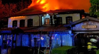 Пожар избухна в хотелски комплекс в старинната част на Казанлък