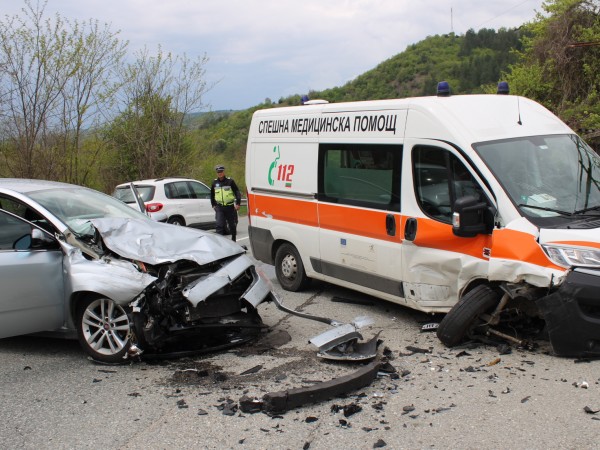 Линейка и лек автомобил се удариха челно на пътя Симитли-Банско.