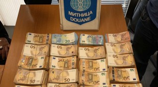 Митнически служители от Бургас откриха недекларирана валута с левовата равностойност